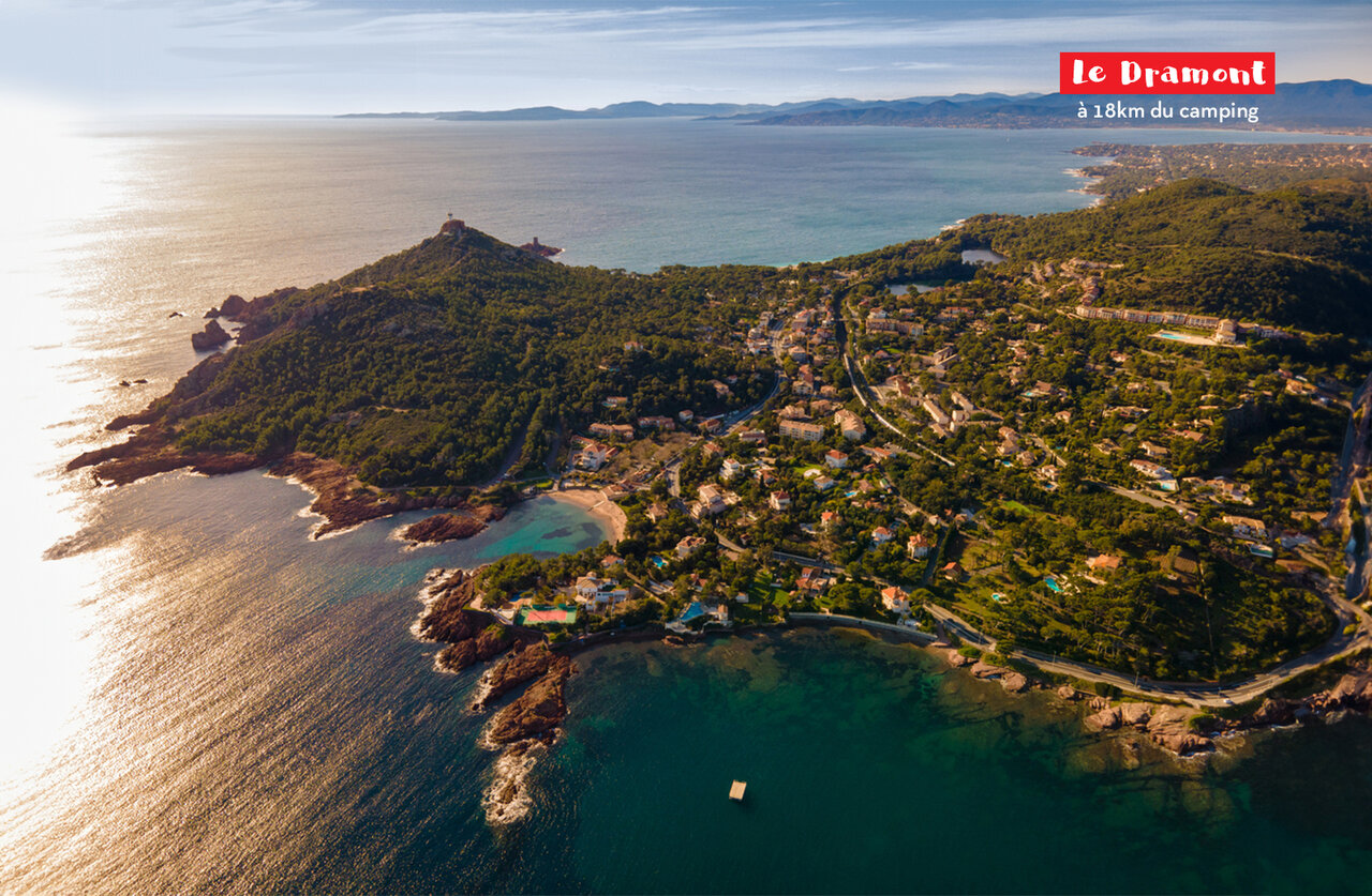 Le Dramont, magnifique c�te rocheuse et village pr�s de Fr�jus, C�te d'Azur.