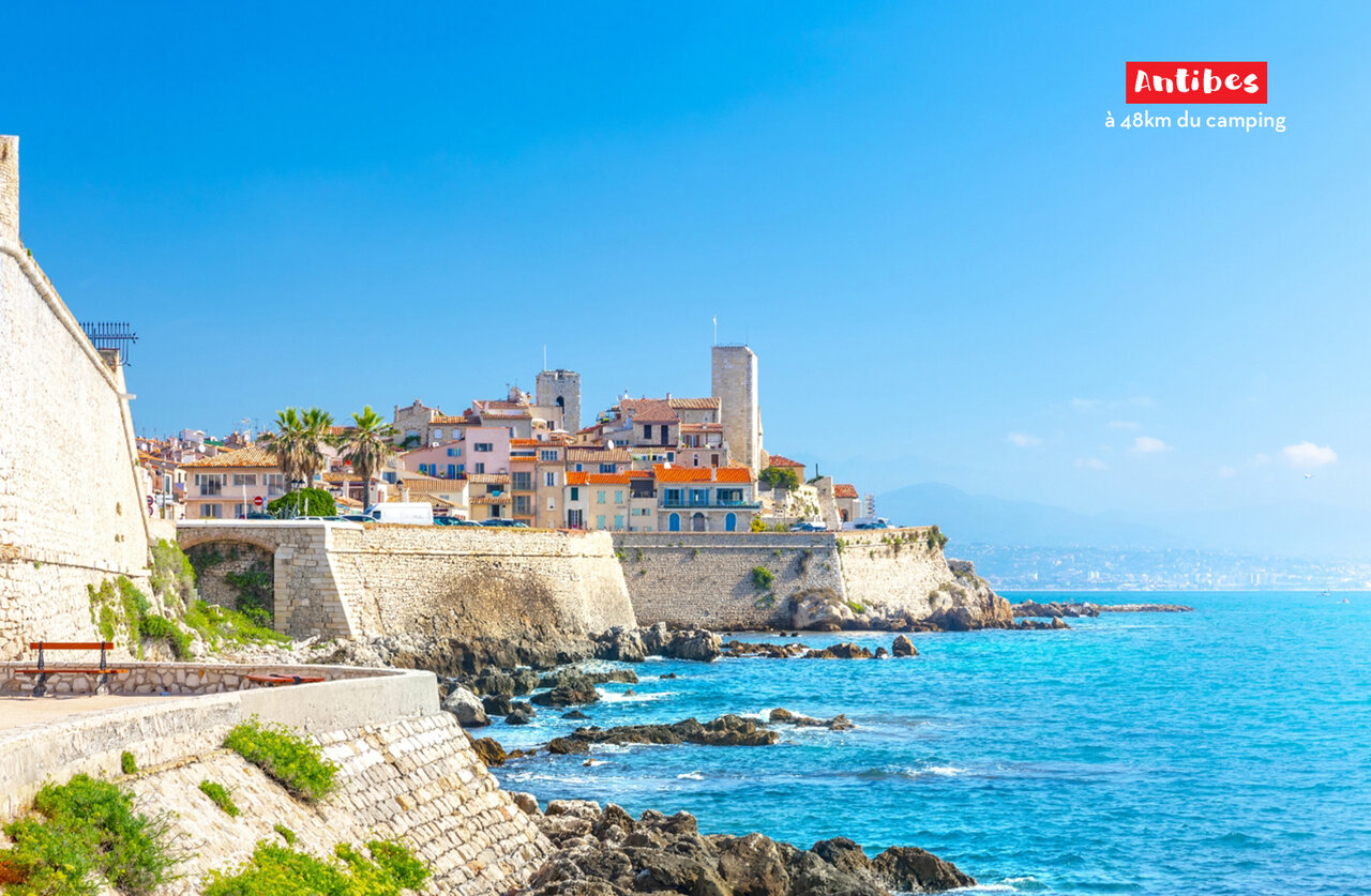 Vieille ville d'Antibes, remparts historiques et mer M�diterran�e, C�te d'Azur.