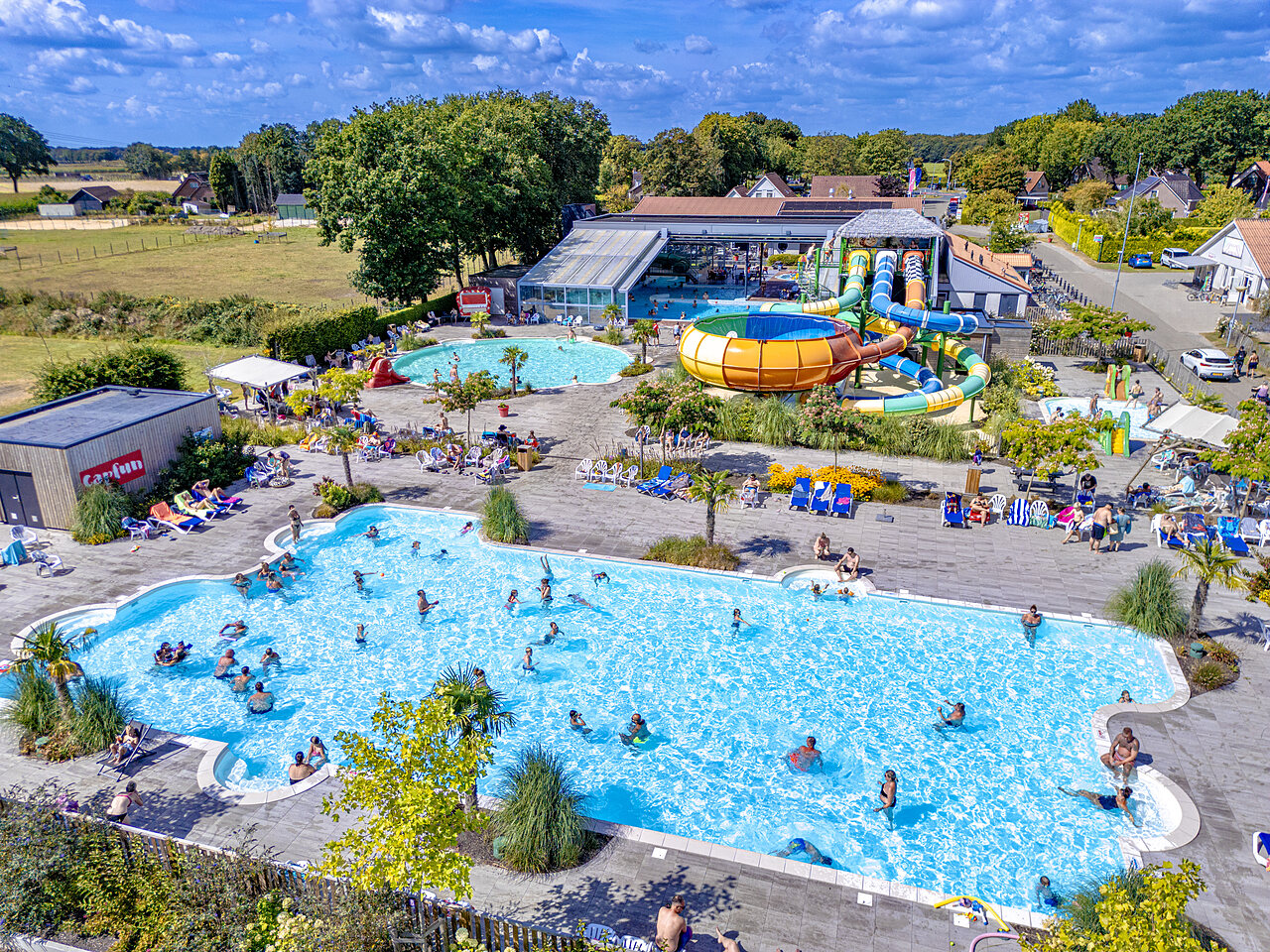 Piscines ext�rieures, toboggans aquatiques et solarium au camping CAPFUN De Fruithof � Klijndijk.