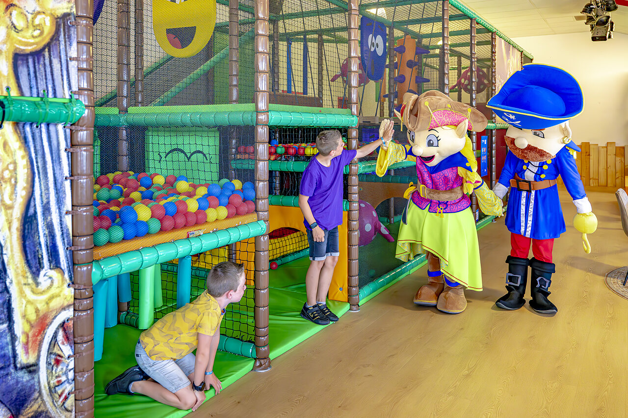 Aire de jeux int�rieure avec piscine � balles et mascottes au camping CAPFUN De Fruithof � Klijndijk