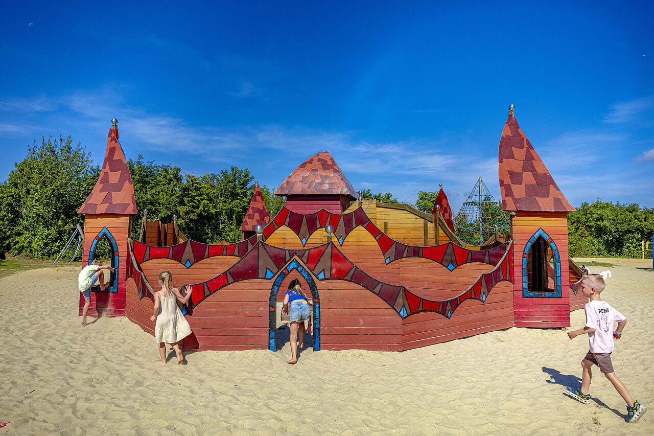 Aire de jeux ch�teau en bois pour enfants au CAPFUN De Fruithof � Klijndijk.