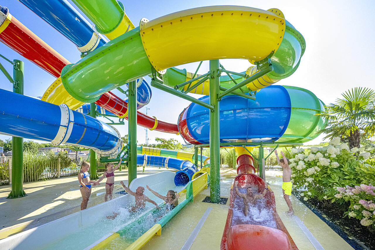 Toboggans aquatiques color�s, enfants s'amusant au camping CAPFUN De Fruithof � Klijndijk.