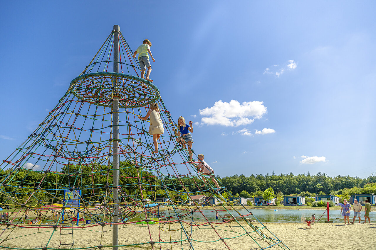 Enfants sur la pyramide d'escalade, plage au camping CAPFUN De Fruithof � Klijndijk.