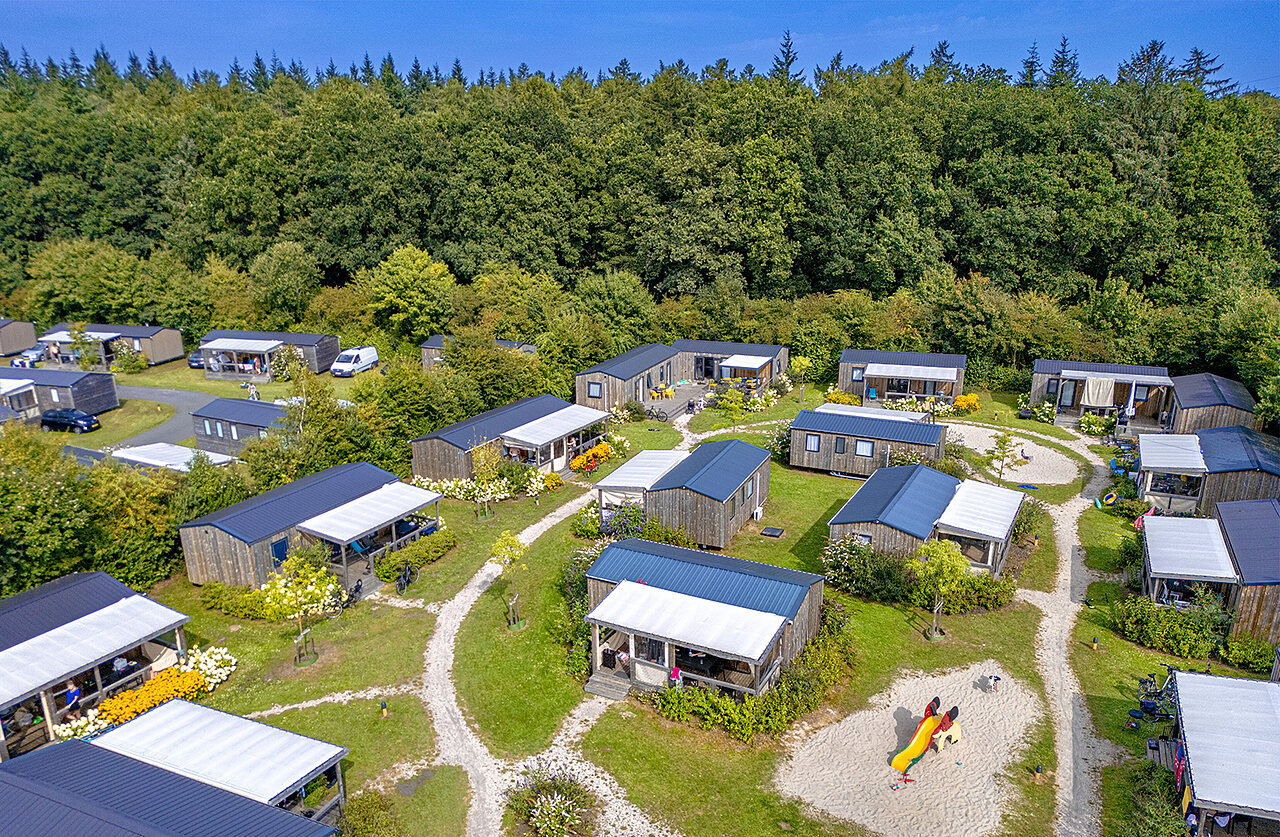 Vue a�rienne des mobil-homes et chalets bois�s au camping CAPFUN De Fruithof � Klijndijk.