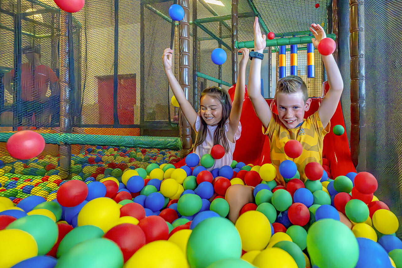 Enfants joyeux jouant dans une piscine � balles color�e au camping CAPFUN De Fruithof � Klijndijk.