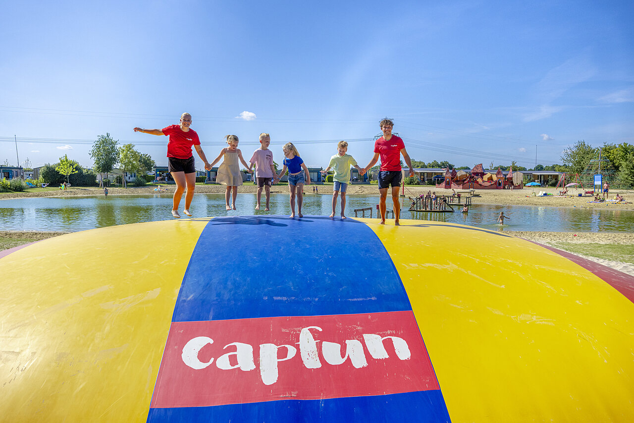 Enfants et animateurs sur coussin gonflable g�ant, camping CAPFUN De Fruithof � Klijndijk.