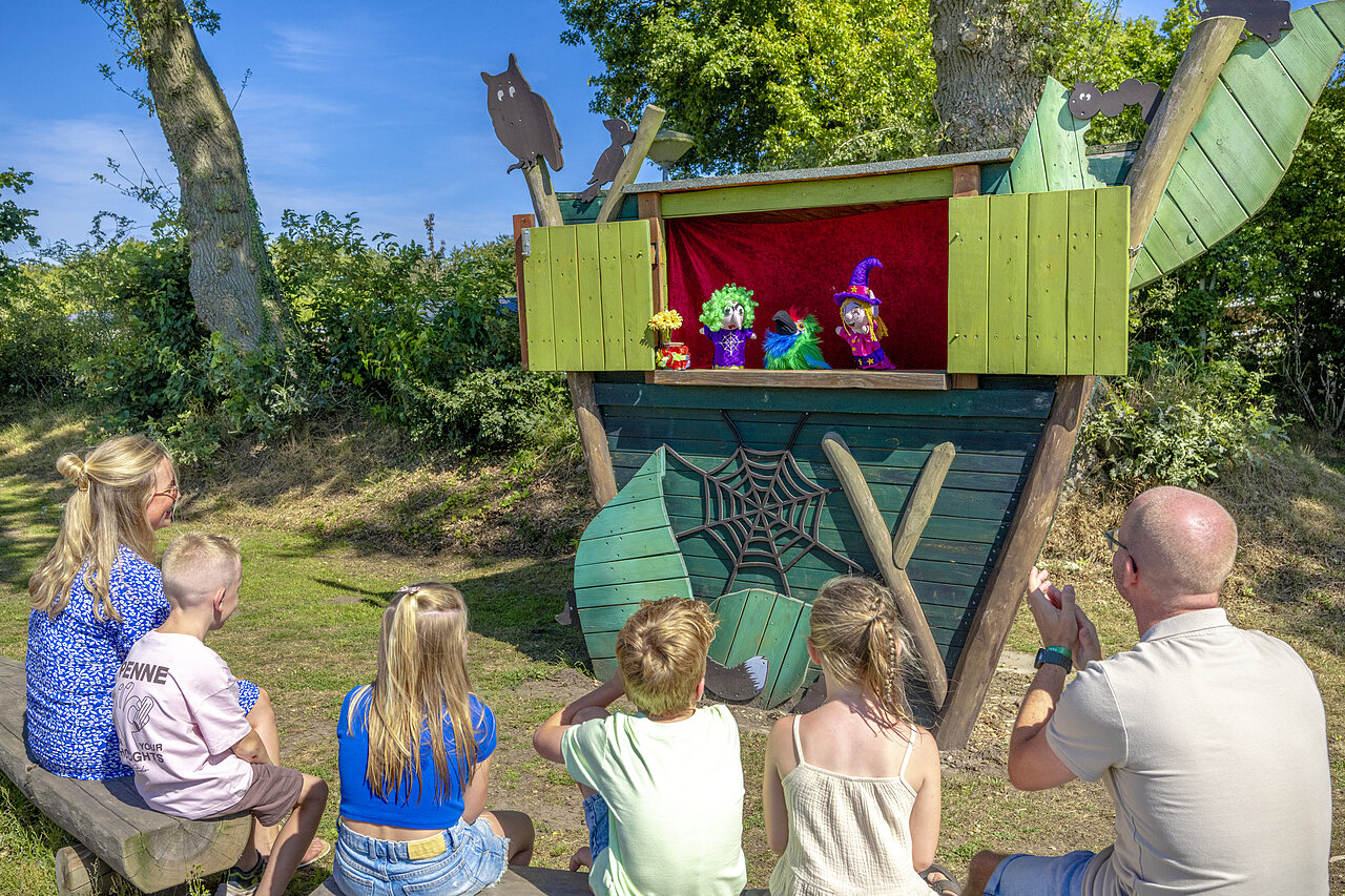 Spectacle de marionnettes pour enfants et famille au camping CAPFUN De Fruithof � Klijndijk.