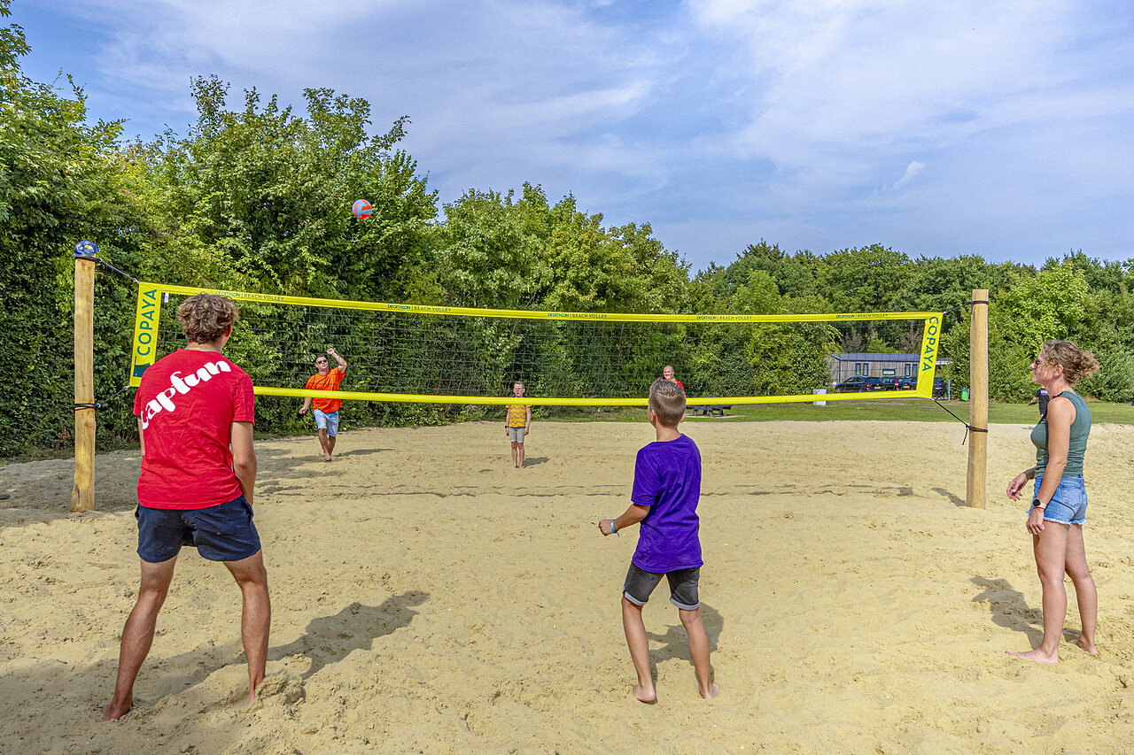 Partie de beach-volley sur terrain de sable au camping CAPFUN De Fruithof � Klijndijk.