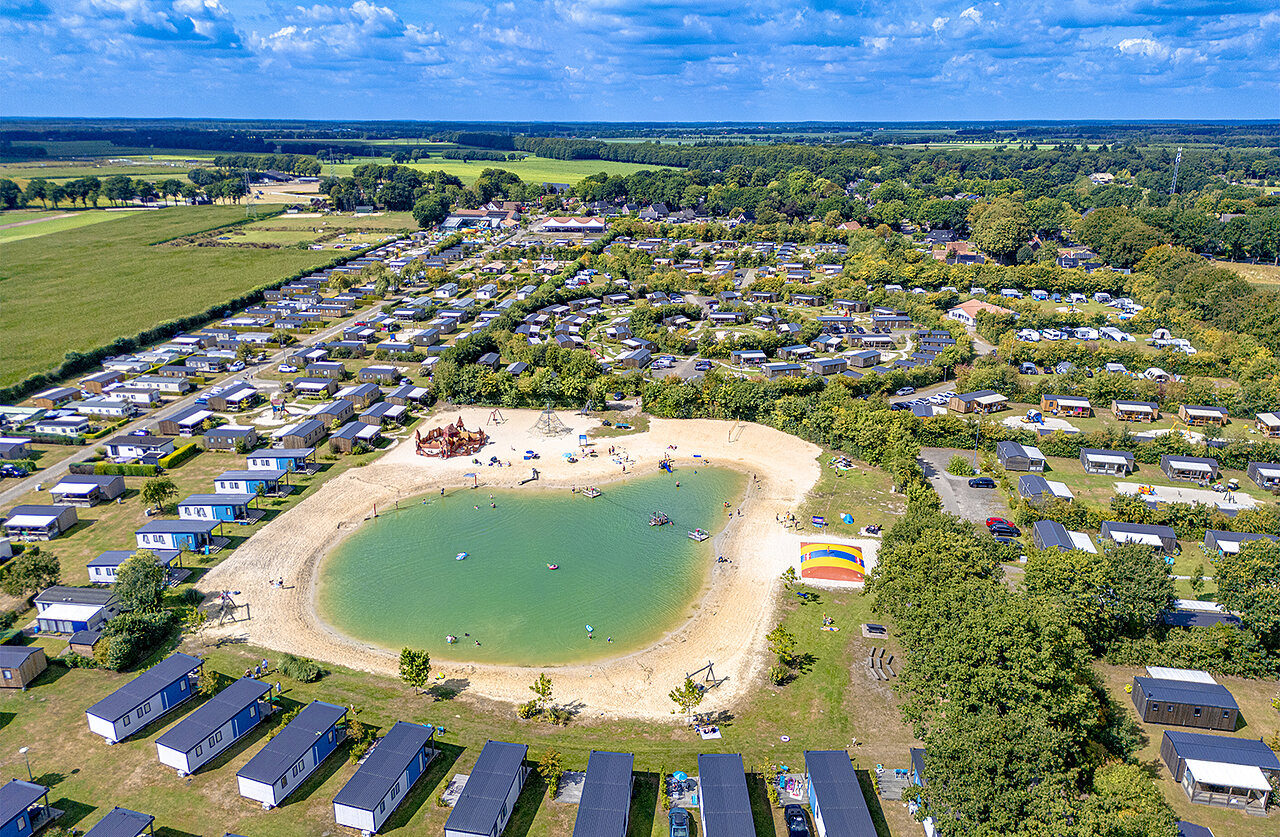 Vue a�rienne du lac de baignade, plage et mobile-homes au camping CAPFUN De Fruithof � Klijndijk.