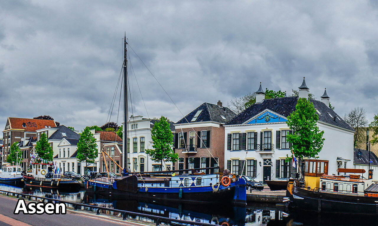 Canal historique et maisons traditionnelles � Assen, lieu � visiter pr�s du camping.