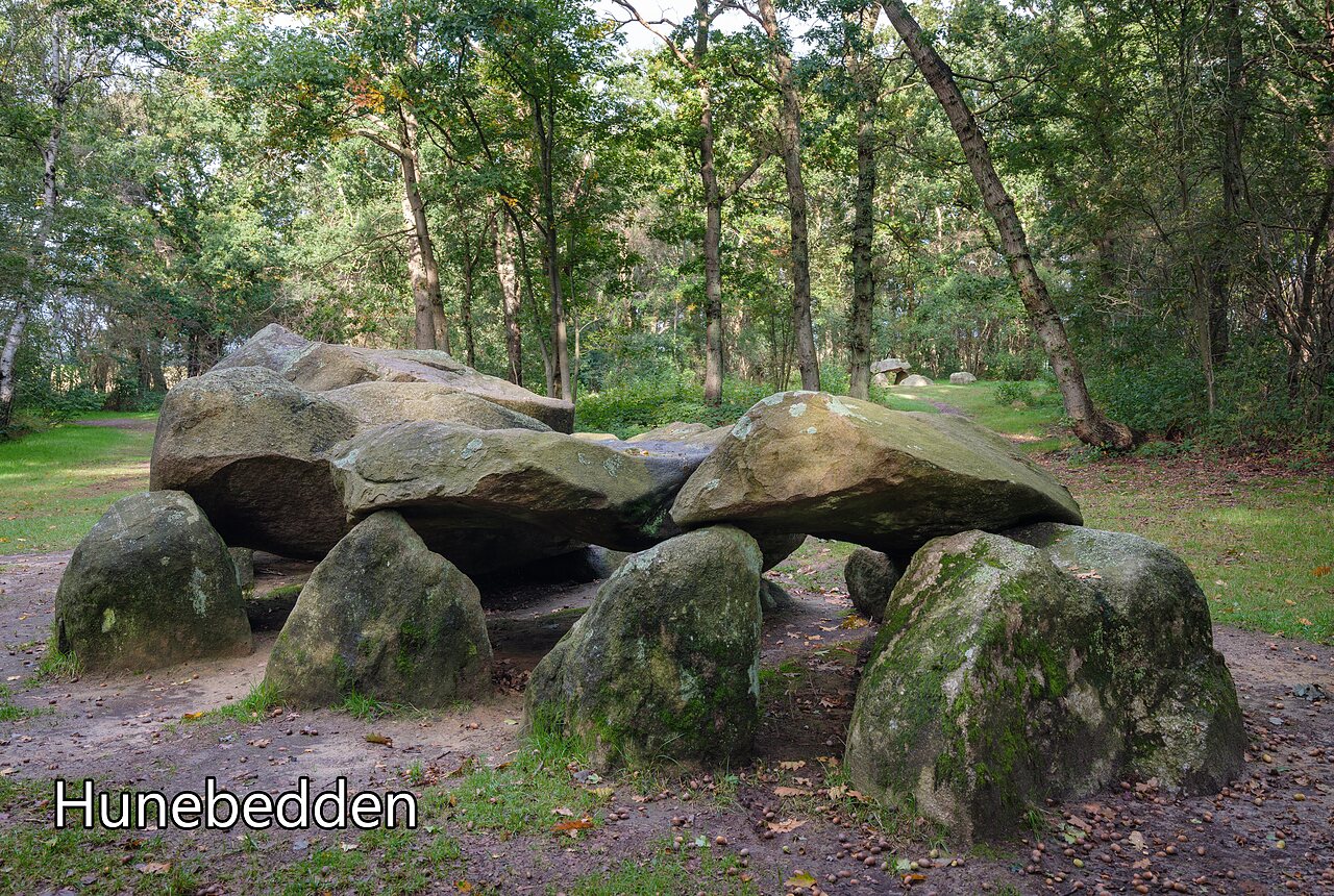 Dolmen pr�historique (Hunebed) dans un cadre bois�, lieu � visiter en Drenthe.