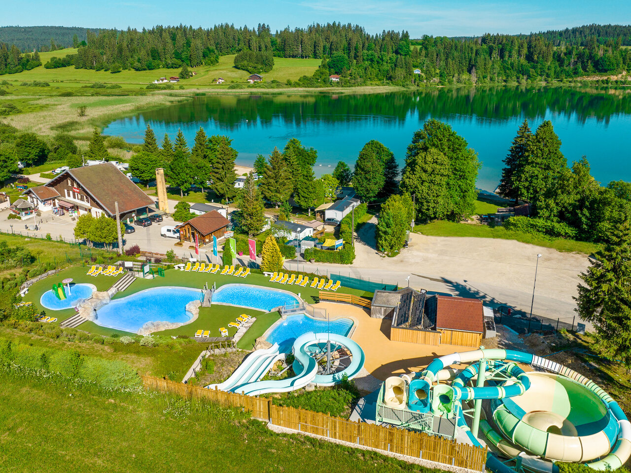 Parc aquatique avec toboggans g�ants et piscines ext�rieures au camping CAPFUN Fuvettes � Malbuisson (25).