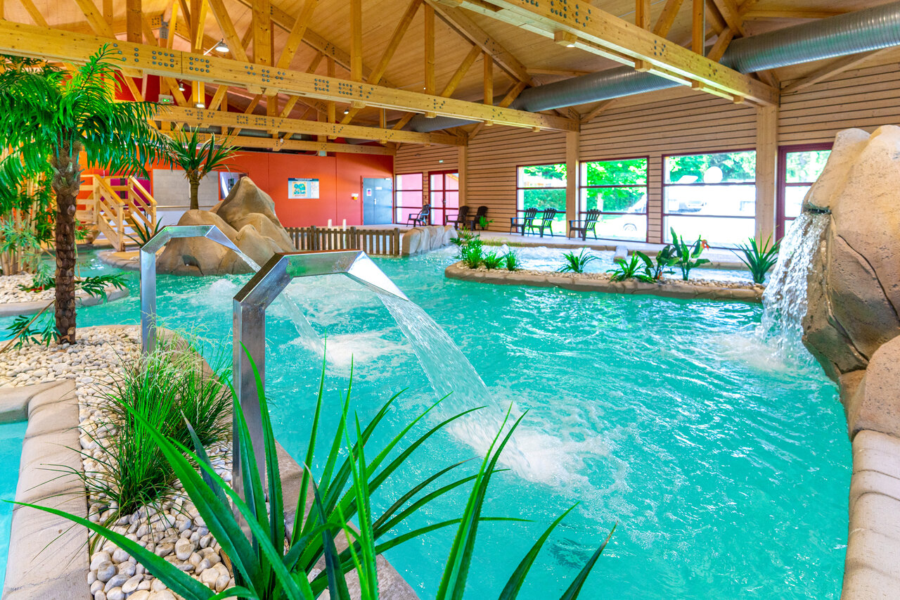 Piscine int�rieure chauff�e avec jets d'eau au camping CAPFUN Fuvettes � Malbuisson (25).