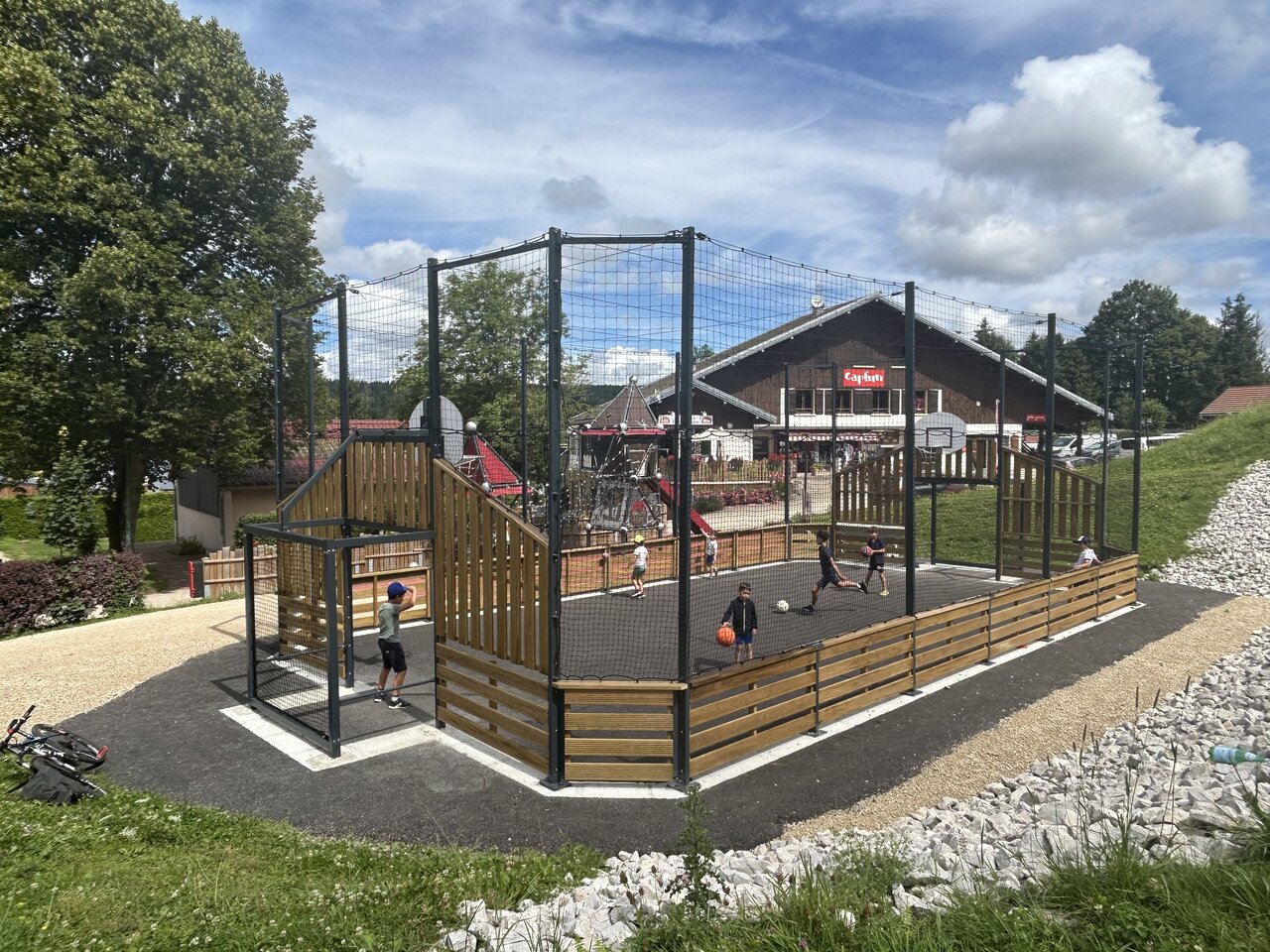Terrain multisport avec enfants jouant au camping CAPFUN Fuvettes � Malbuisson (25).