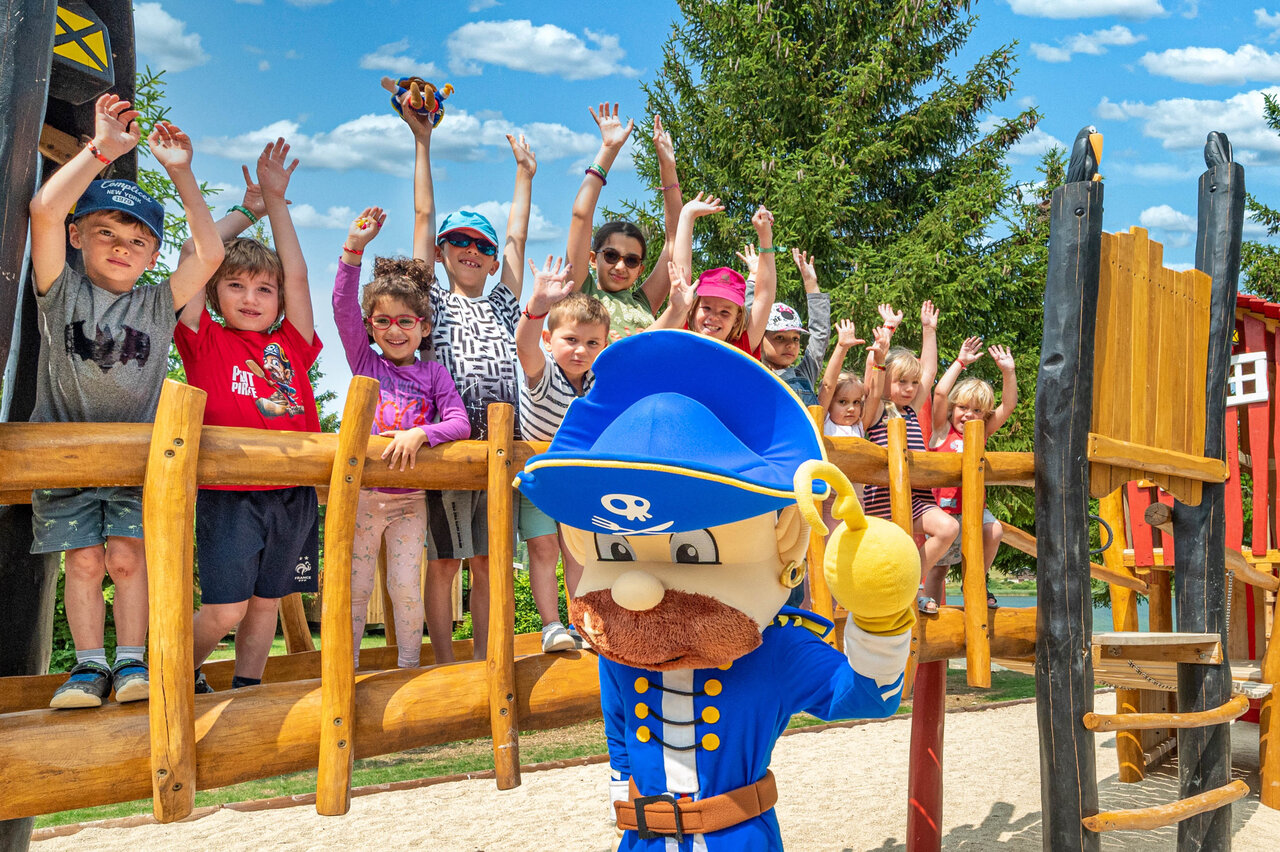 Mascotte pirate, enfants sur aire de jeux au camping CAPFUN Fuvettes � Malbuisson.