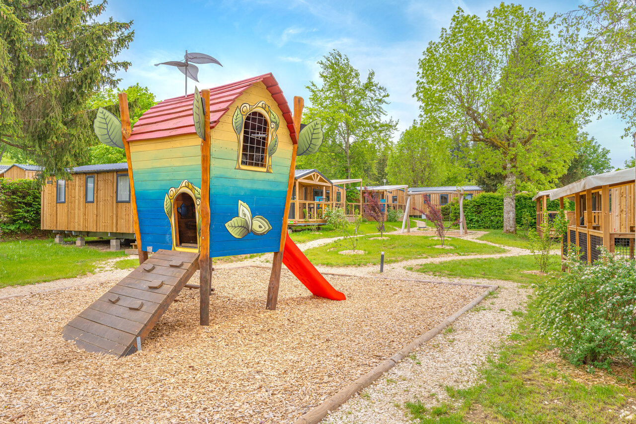 Aire de jeux avec cabane color�e et toboggan au camping CAPFUN Fuvettes � Malbuisson (25).