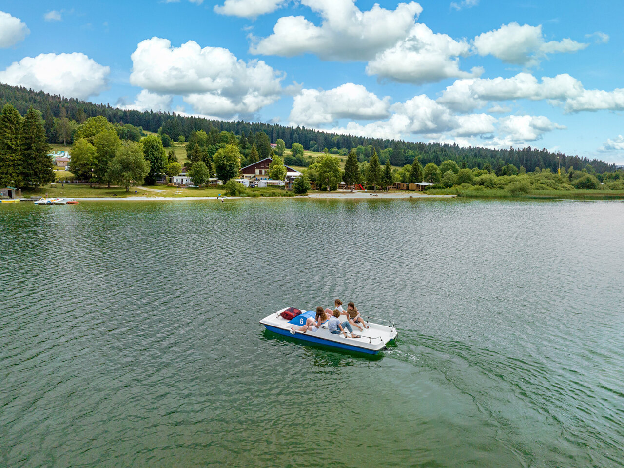 Famille en p�dalo sur le lac, activit� nautique. CAPFUN Fuvettes � Malbuisson (25).