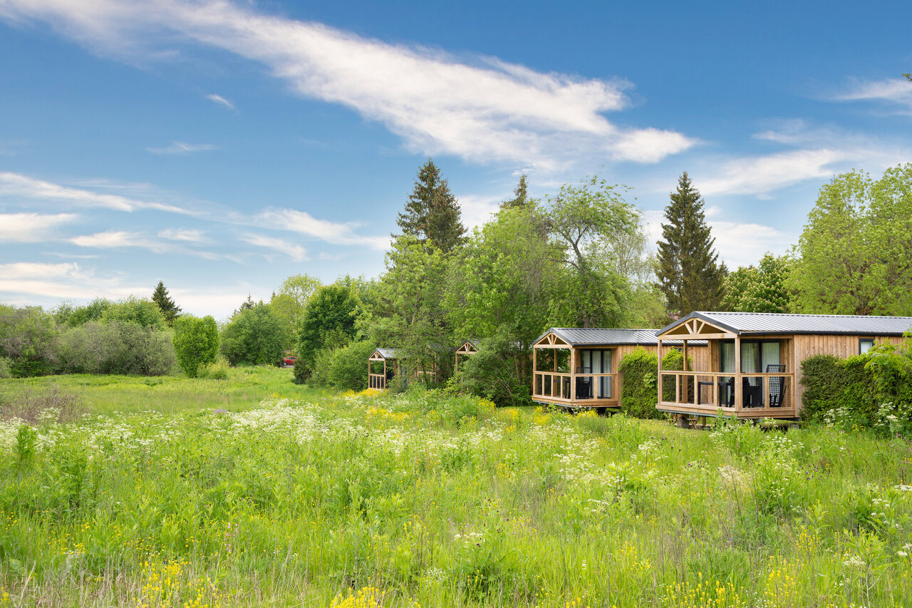 Mobil-homes en bois avec terrasses, nature verdoyante au camping CAPFUN Fuvettes � Malbuisson (25).