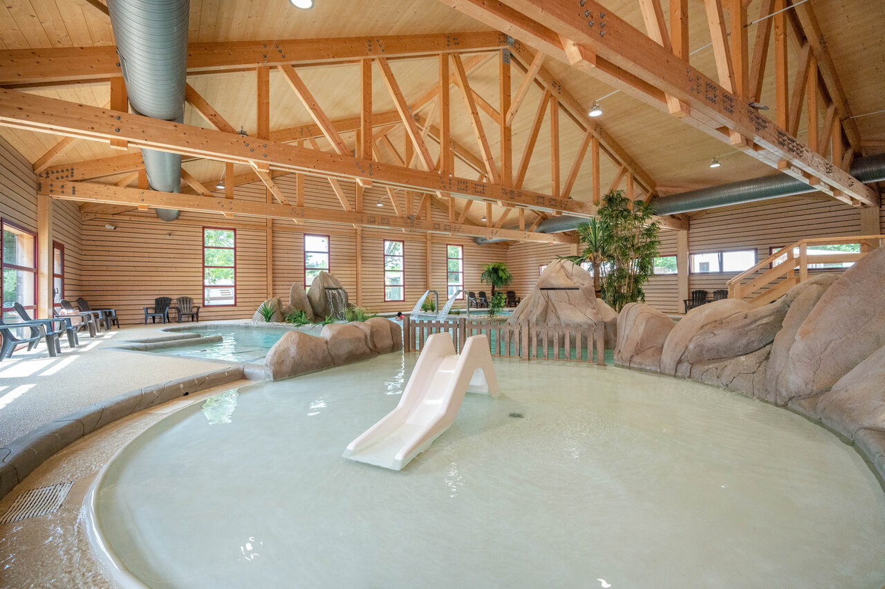 Piscine couverte avec toboggan et jeux d'eau au camping CAPFUN Fuvettes � Malbuisson (25).