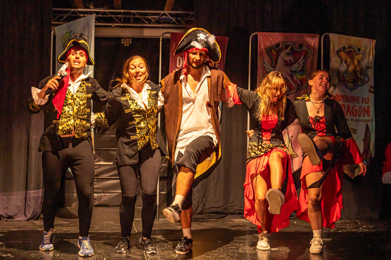 Animateurs en costumes de pirates sur sc�ne, spectacle au camping CAPFUN Fuvettes � Malbuisson (25).