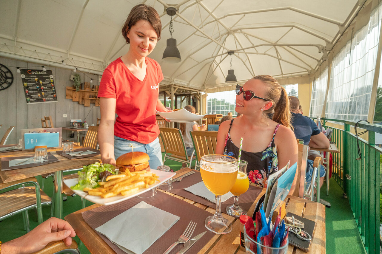 Burger et frites servis en terrasse au restaurant CAPFUN Fuvettes � Malbuisson.