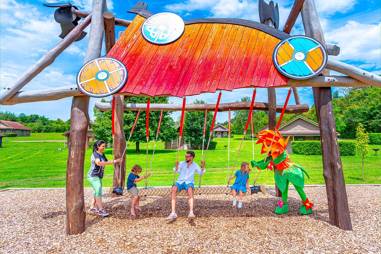 Grande balan�oire th�matique, famille et mascotte au camping CAPFUN Grand Cerf � Gimouille (58).