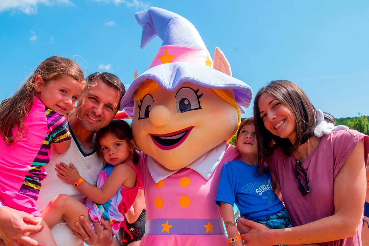 Mascotte du camping avec famille souriante et enfants au CAPFUN Grand Cerf � Gimouille.