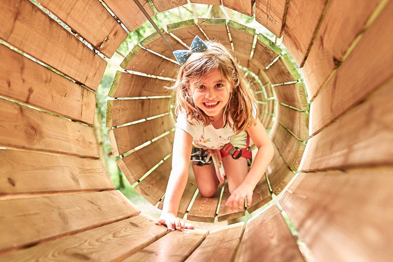 Fille souriante tunnel bois, camping CAPFUN Grand Cerf � Gimouille (58).