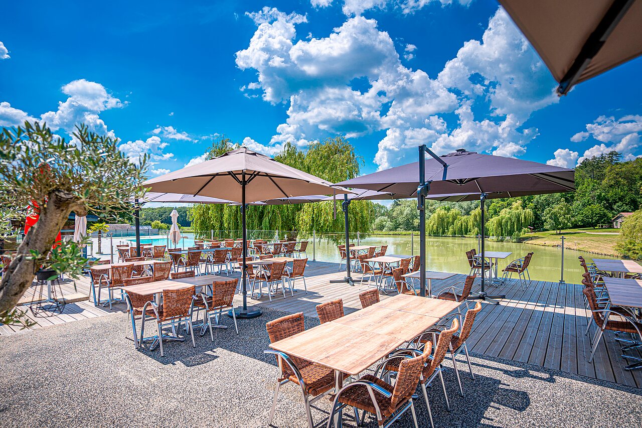 Terrasse restaurant, vue lac au camping CAPFUN Grand Cerf � Gimouille (58).