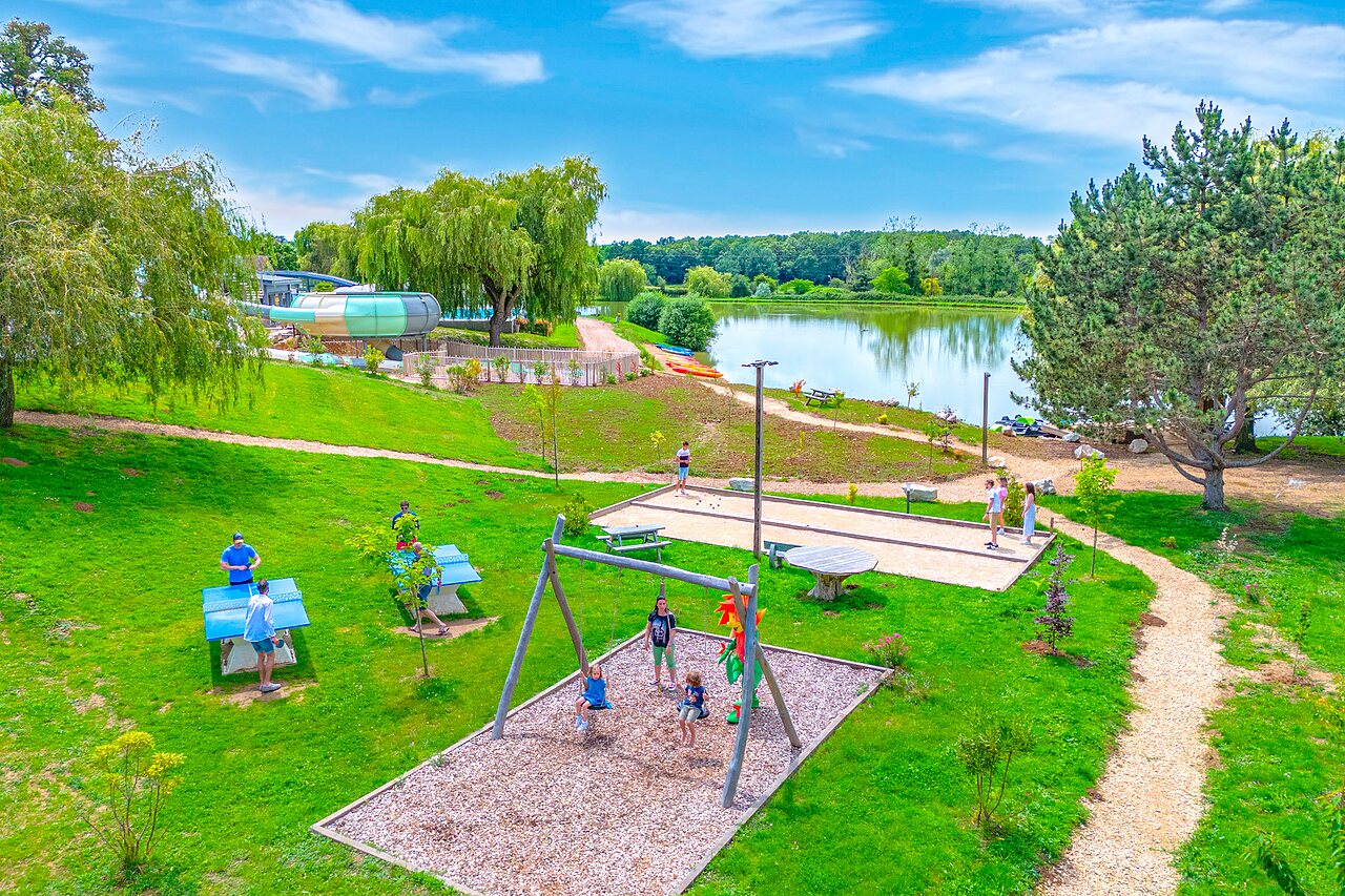 Aire de jeux, p�tanque, ping-pong, toboggan au camping CAPFUN Grand Cerf.