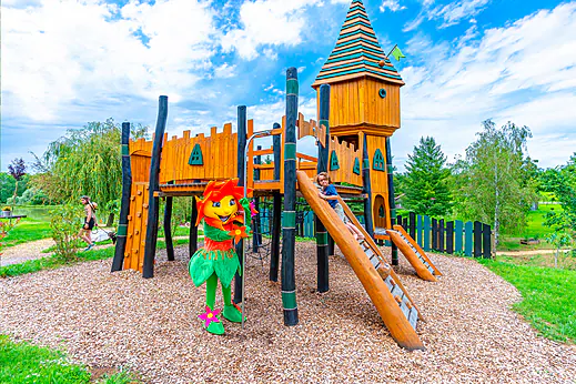 Aire de jeux en bois, enfant sur toboggan, mascotte au CAPFUN Grand Cerf.