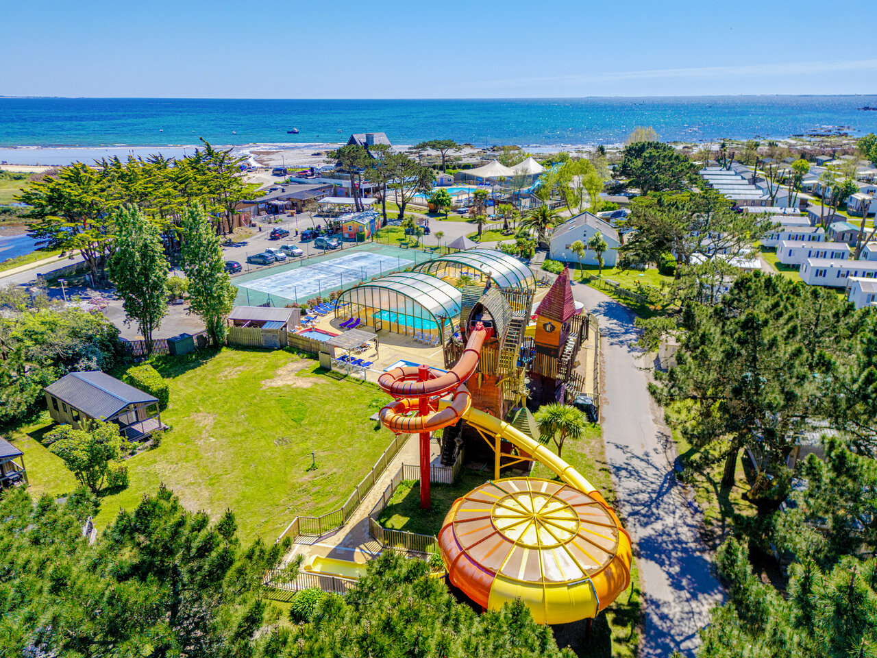 Toboggans aquatiques, piscines, plage, vue a�rienne CAPFUN Grand Large, FOUESNANT (29).