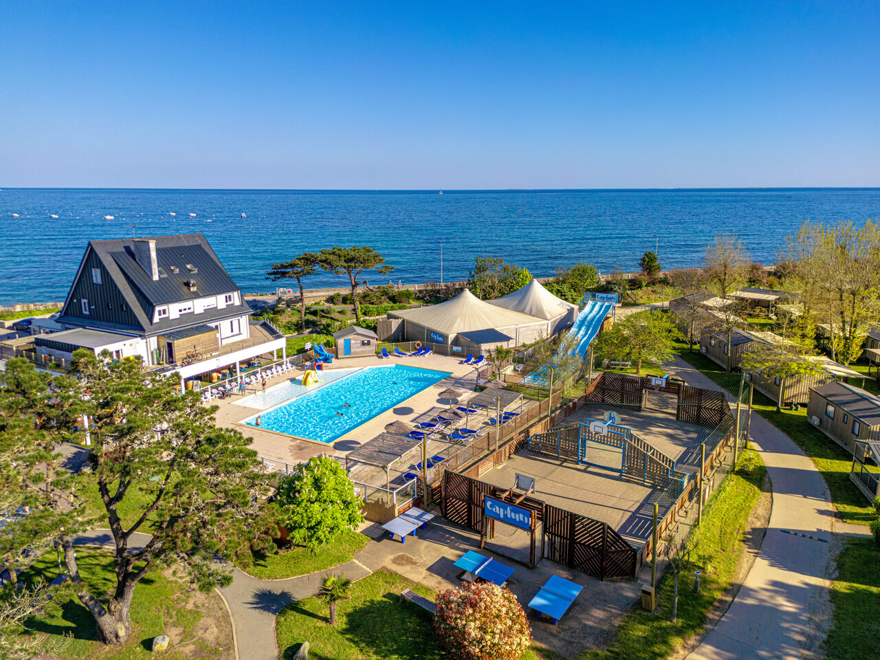 Piscine ext�rieure, toboggan aquatique et terrain multisport au camping CAPFUN Grand Large � FOUESNANT (29).