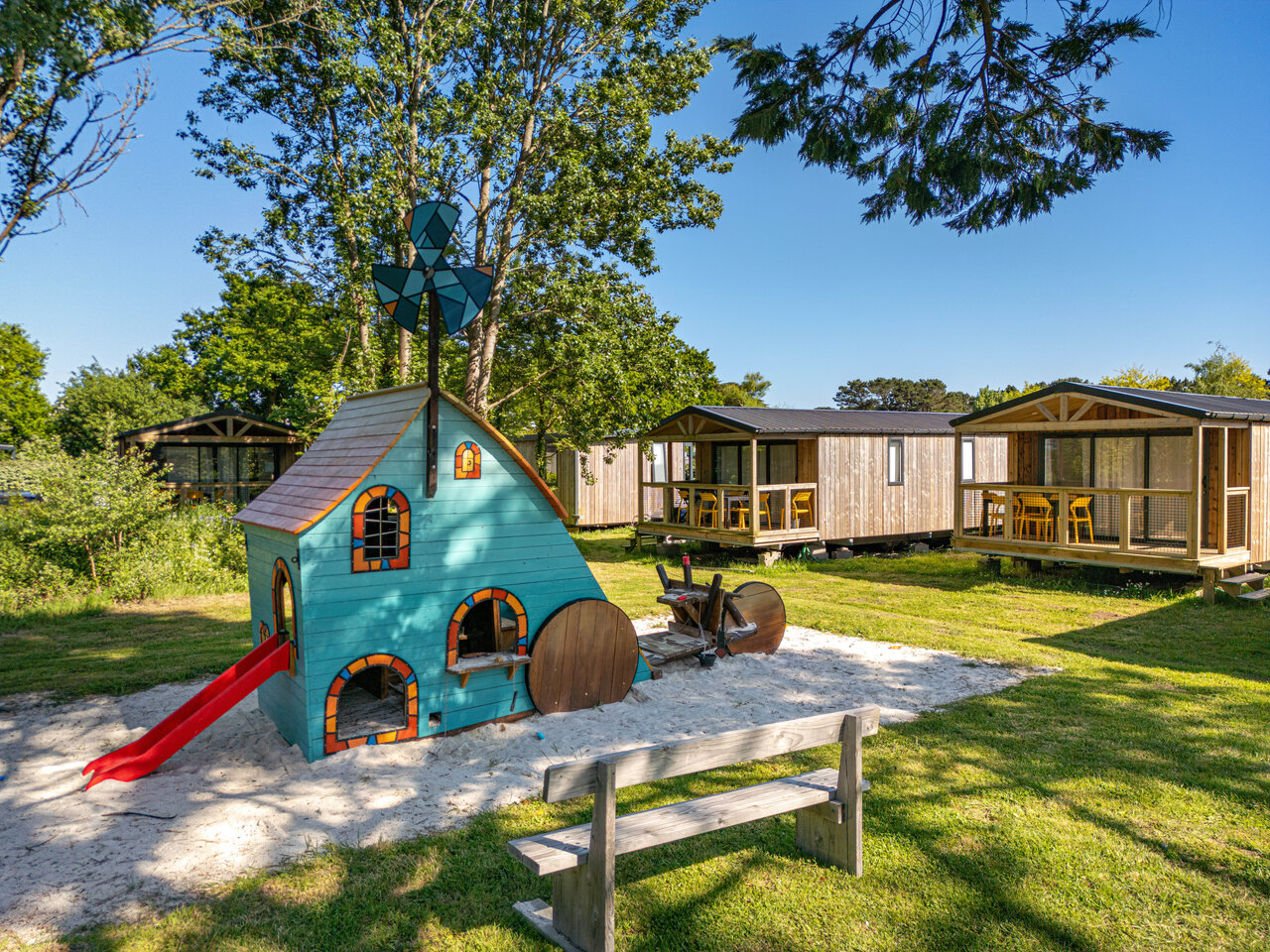 Aire de jeux enfants avec toboggan et mobile-homes au camping CAPFUN Grand Large � FOUESNANT (29).