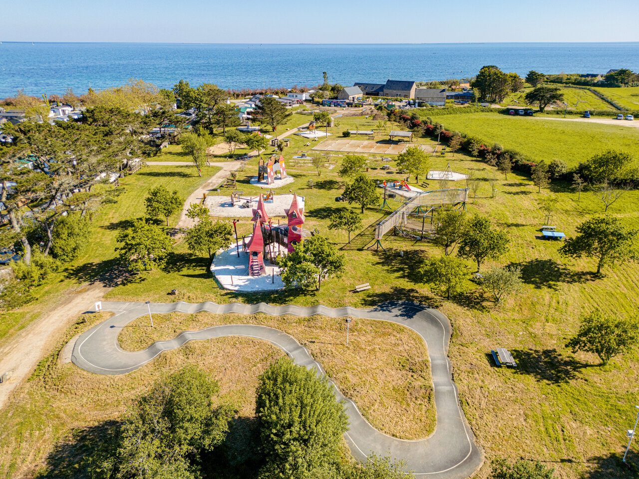Pumptrack, aire de jeux, terrain multisport au camping CAPFUN Grand Large, FOUESNANT.