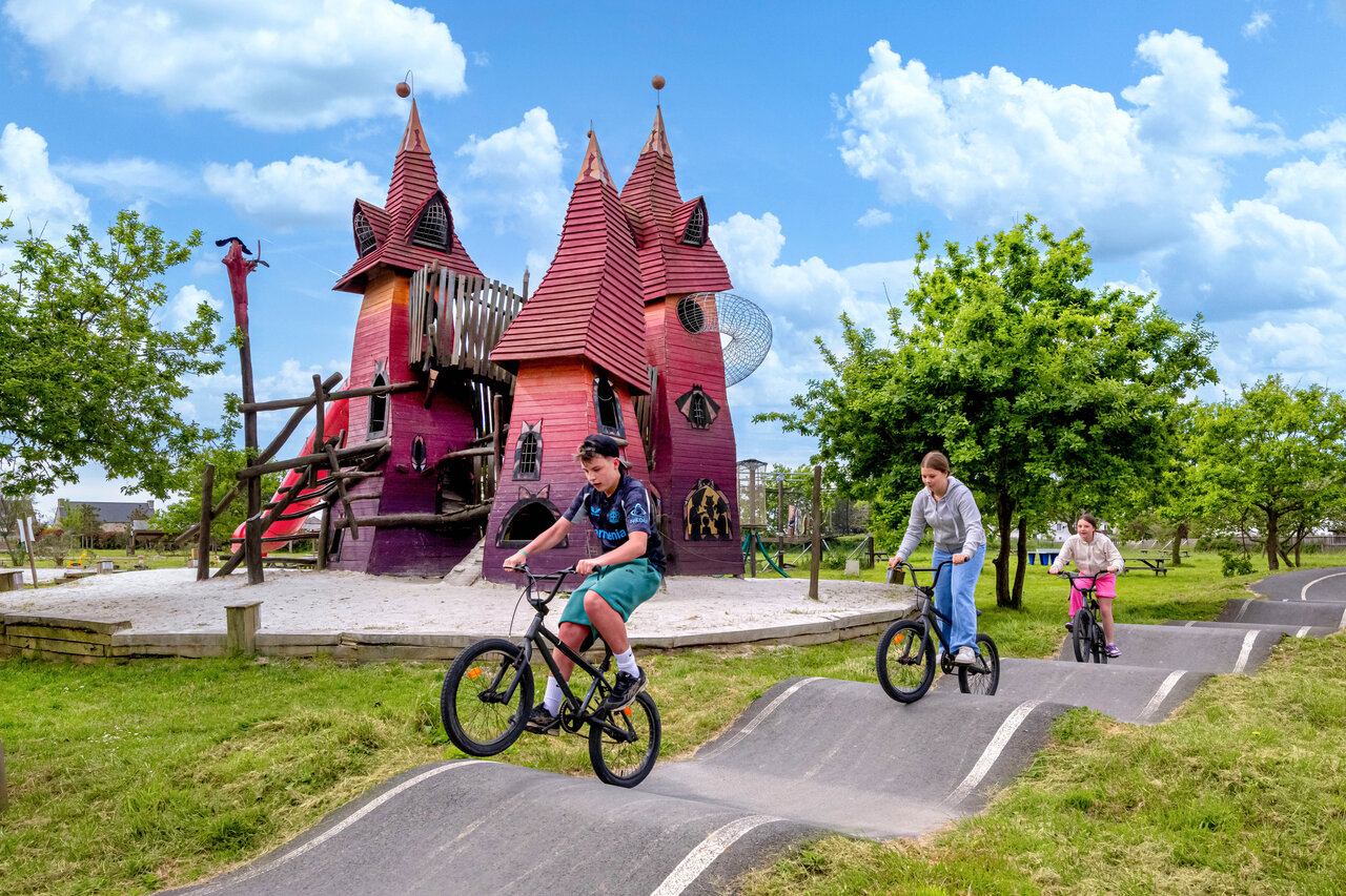 Piste de pumptrack et structure de jeux g�ante au camping CAPFUN Grand Large � FOUESNANT (29).