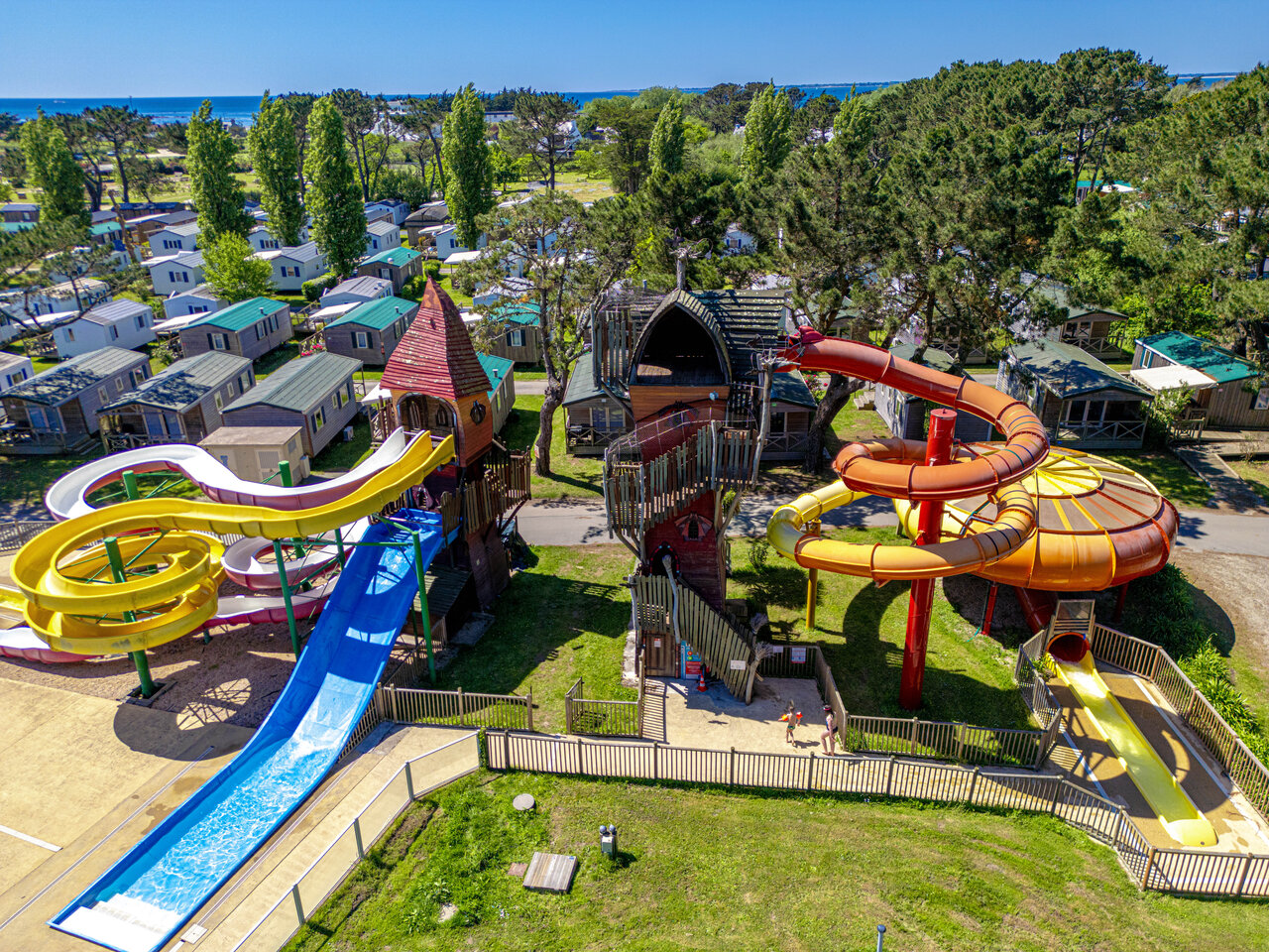 Toboggans aquatiques et structures de jeux a�riennes au camping CAPFUN Grand Large � FOUESNANT (29).