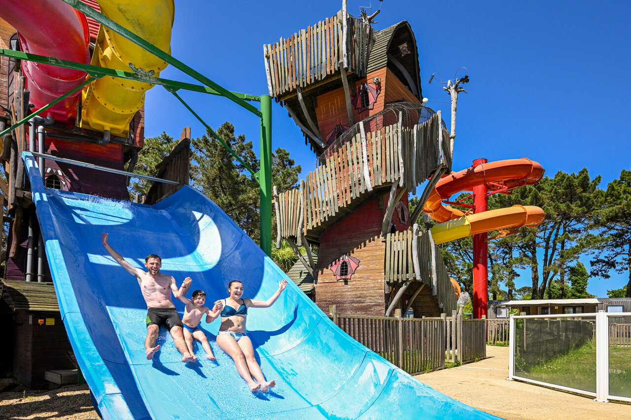 Famille glissant sur toboggan aquatique g�ant au camping CAPFUN Grand Large � FOUESNANT (29).
