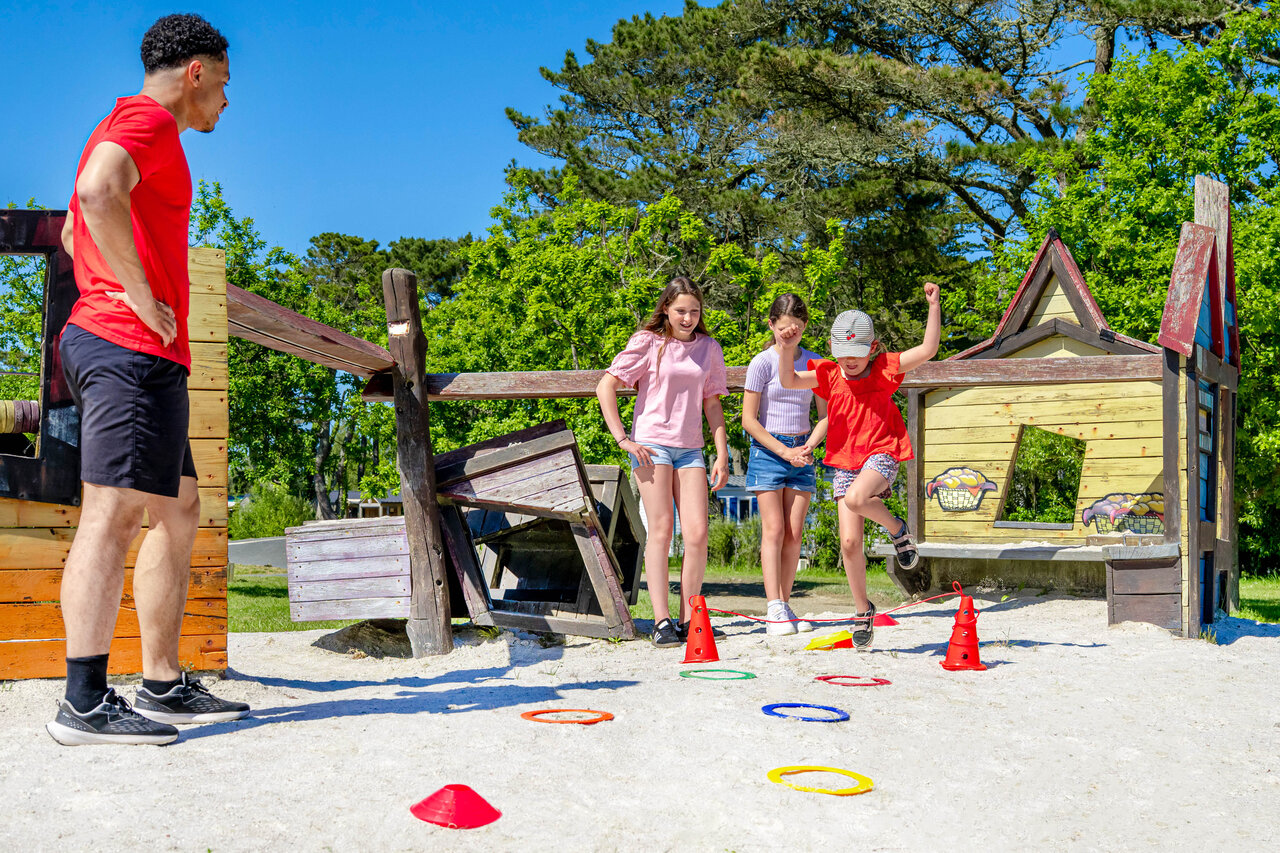 Enfants jouant � un parcours ludique avec animateur au camping CAPFUN Grand Large � FOUESNANT (29).