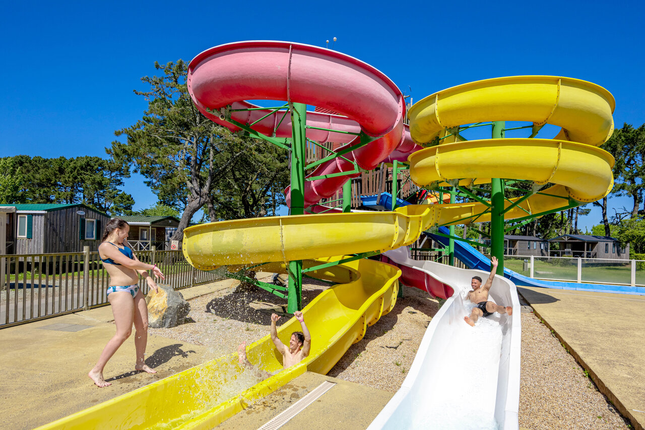 Toboggans aquatiques color�s pour tous au camping CAPFUN Grand Large � FOUESNANT (29).