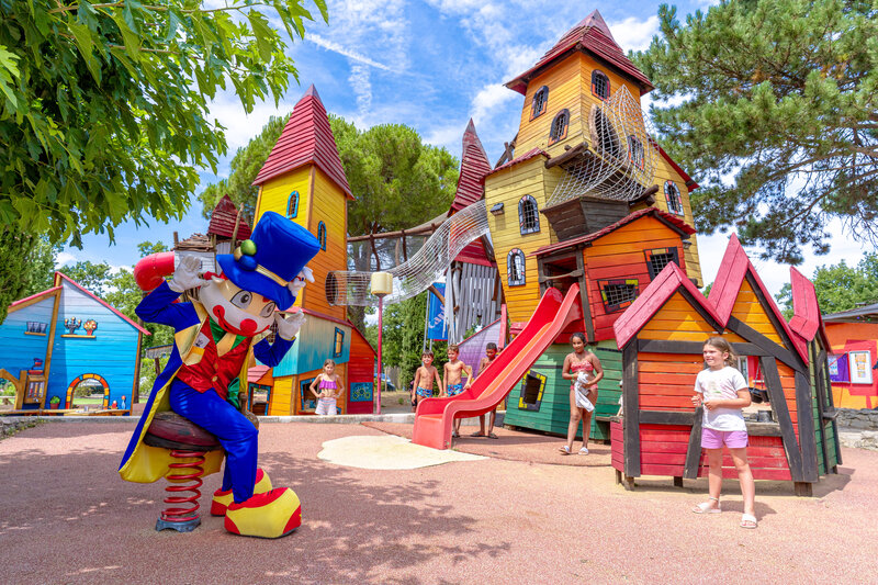 Jeu Carabouille - Aire de jeux g�ante, toboggans et mascotte au camping CAPFUN Grand Lierne � CHATEAUDOUBLE (26).