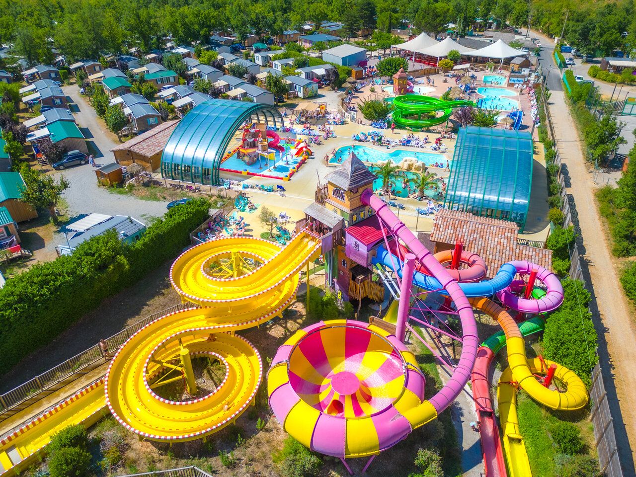 Parc aquatique, toboggans, piscines, vue a�rienne CAPFUN Grand Lierne CHATEAUDOUBLE (26).