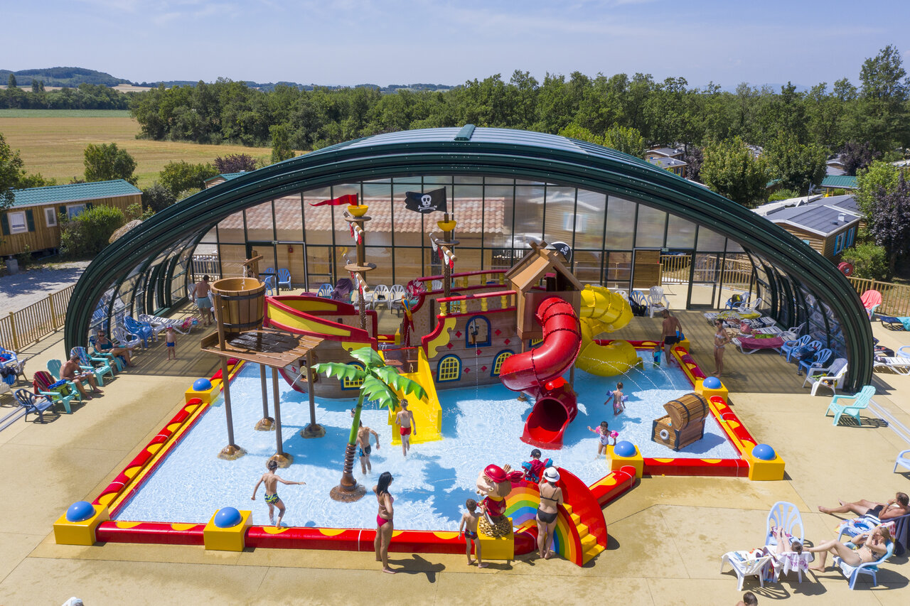Espace aquatique couvert avec bateau pirate, toboggans et jeux d'eau au camping CAPFUN Grand Lierne � CHATEAUDOUBLE (26).