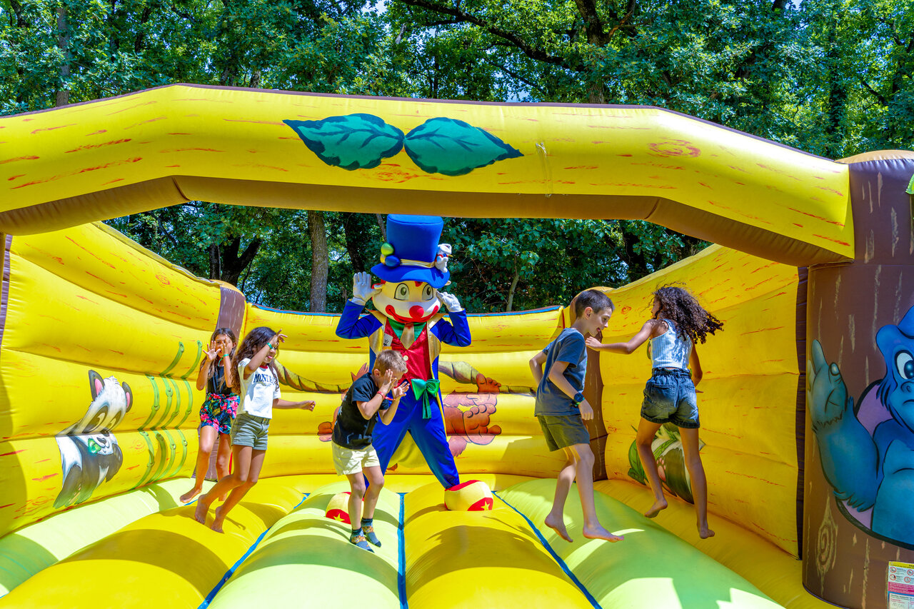 Structure gonflable, enfants et mascotte au camping CAPFUN Grand Lierne � CHATEAUDOUBLE (26).