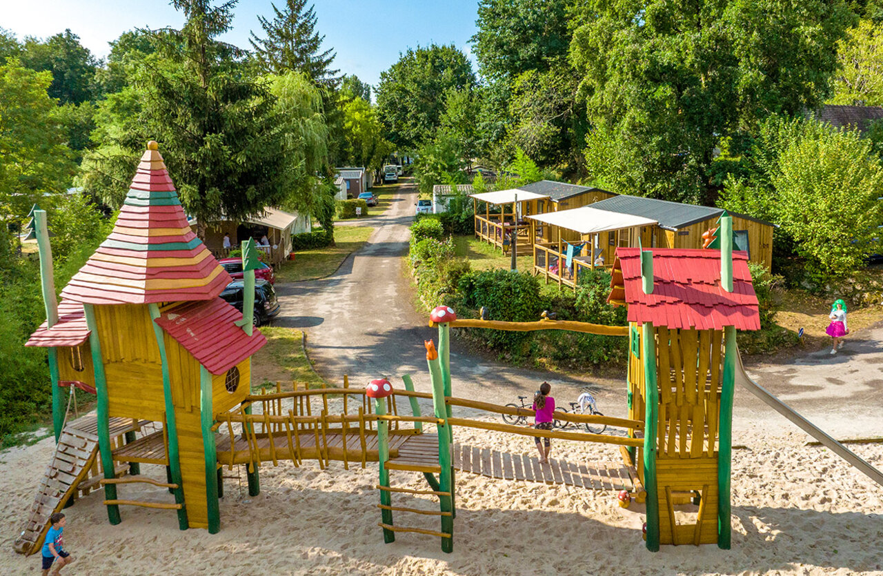 Aire de jeux en bois avec toboggan et sable au camping VAGUES OCEANES Granges � GROLEJAC (24).