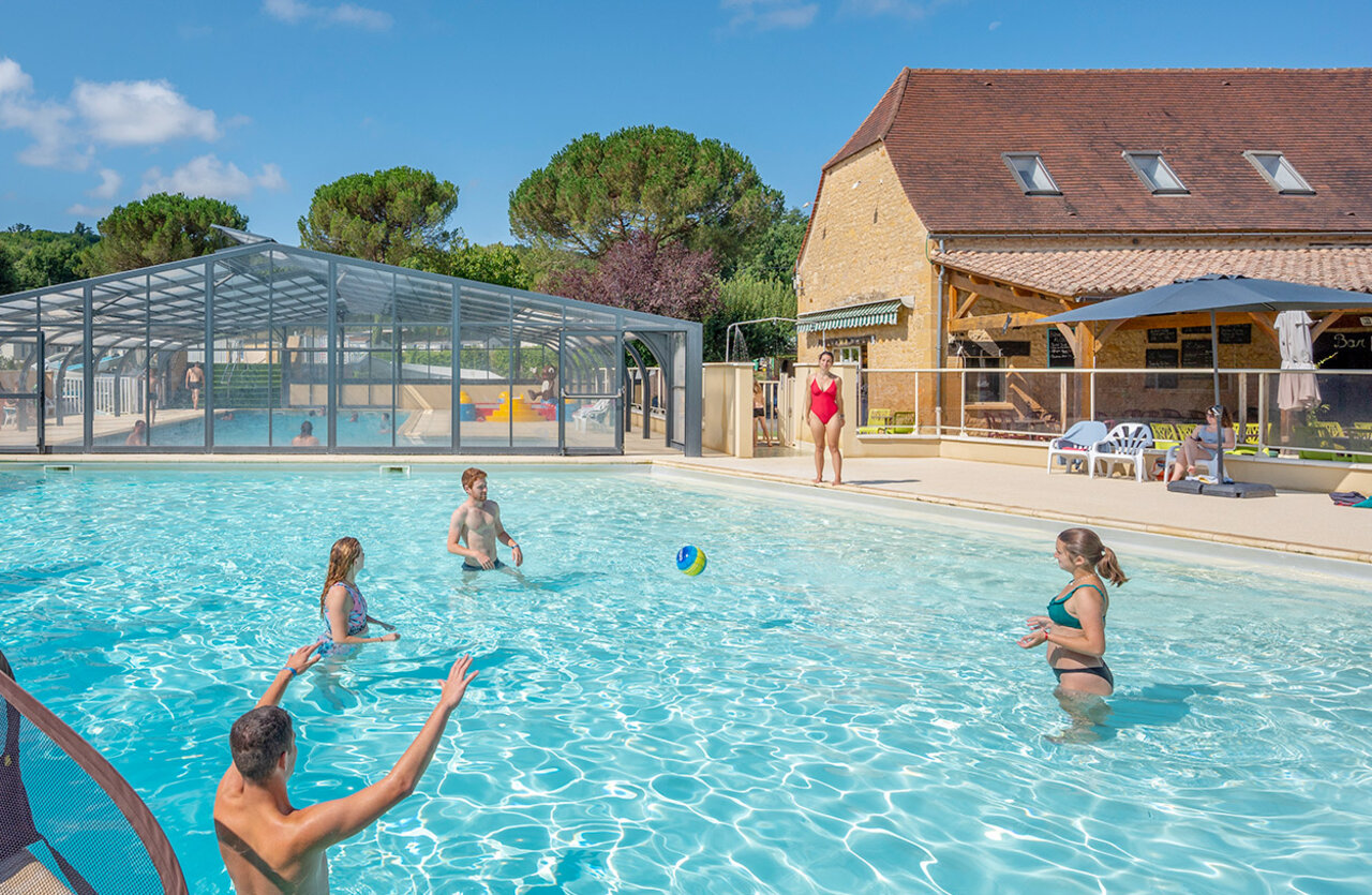 Piscine ext�rieure, couverte, toboggan, bar au camping VAGUES OCEANES Granges.