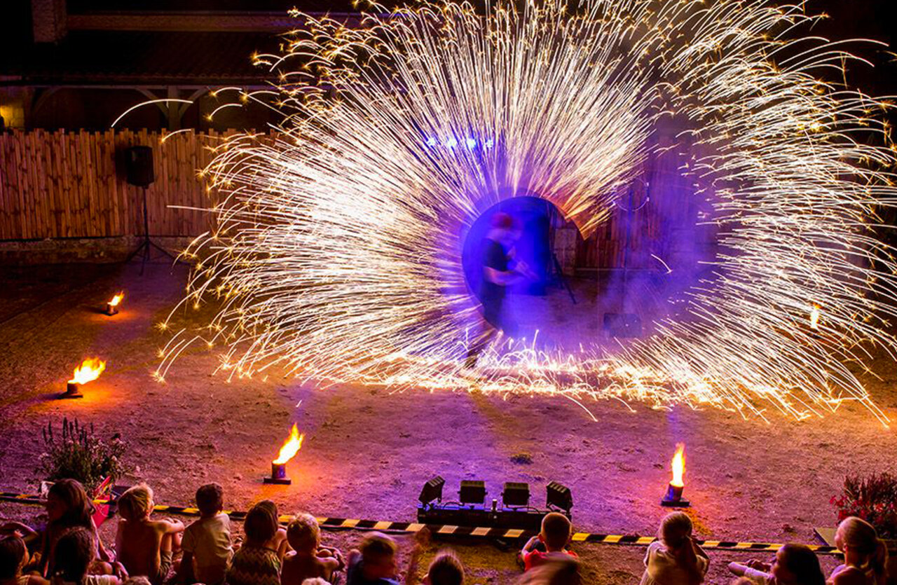 Spectacle de feu avec �tincelles, enfants, au camping VAGUES OCEANES Granges � GROLEJAC (24).