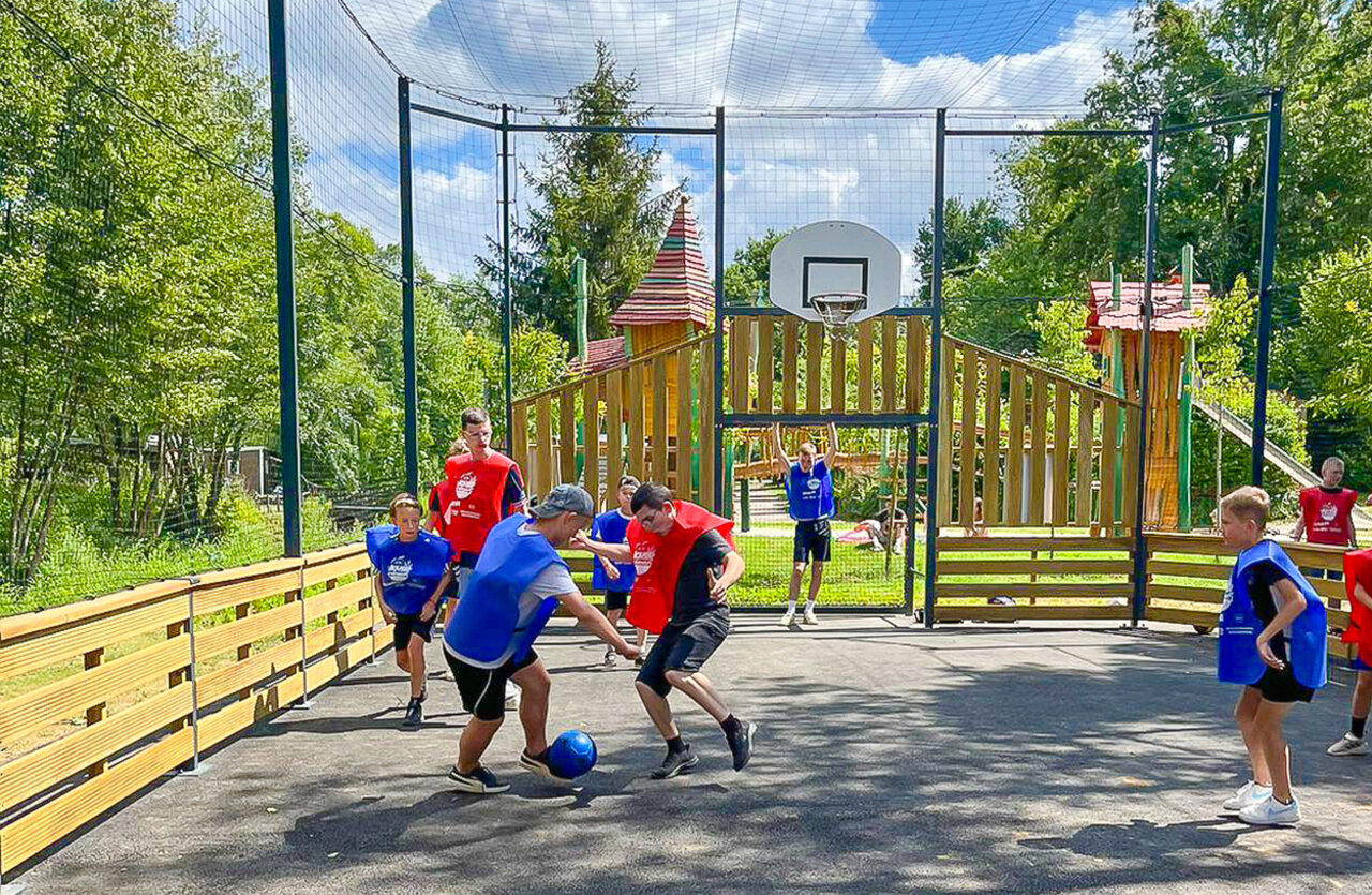 Terrain multisport, football, jeux enfants au camping VAGUES OCEANES Granges � GROLEJAC (24).