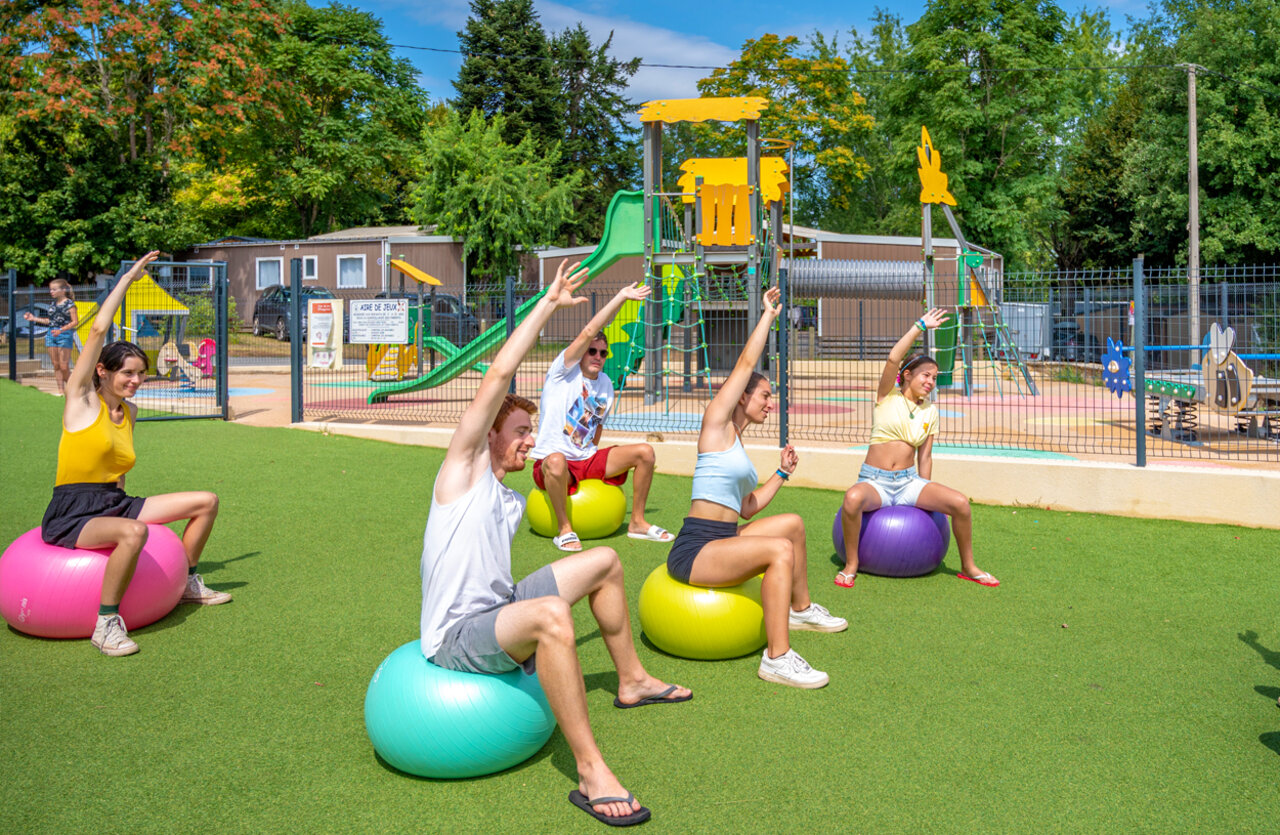 Cours de fitness sur ballons, adultes en pleine activit� au camping VAGUES OCEANES Granges � GROLEJAC (24).