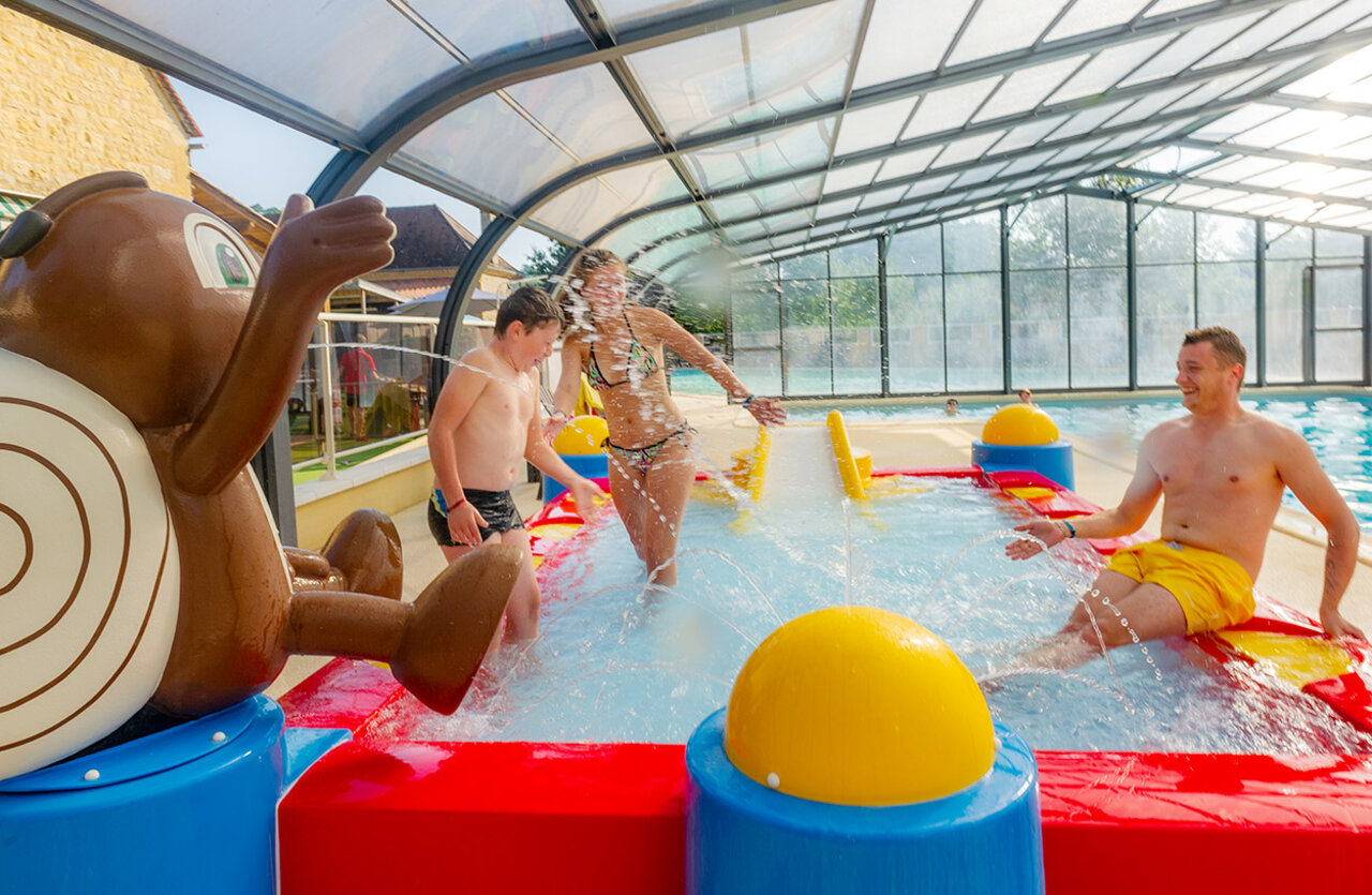 Piscine couverte, pataugeoire et jeux aquatiques au camping VAGUES OCEANES Granges � GROLEJAC.